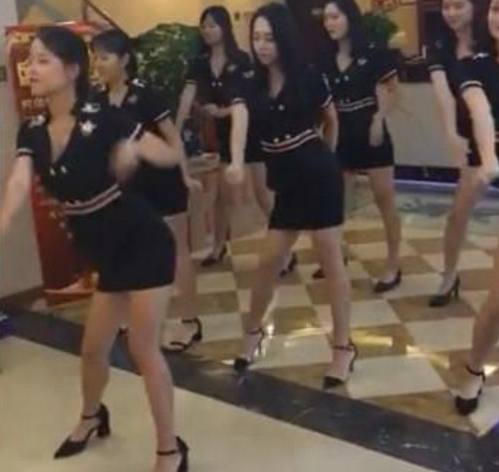 足浴店老板為了招攬顧客,想出了這個辦法,網友:美女們是自愿嗎